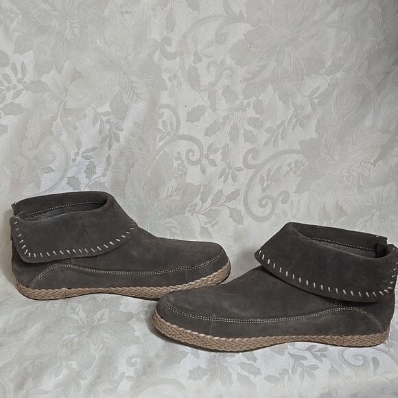 Ugg Suede Gray Foldover Mocassin Boots - Picture 2 of 8